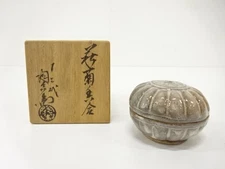 7604349: JAPANESE TEA CEREMONY / HAGI WARE KOGO INCENSE CONTAINER / KIKU / ARTIS