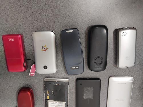 Paquete de teléfonos antiguos para repuestos o reparaciones - Imagen 7 de 7