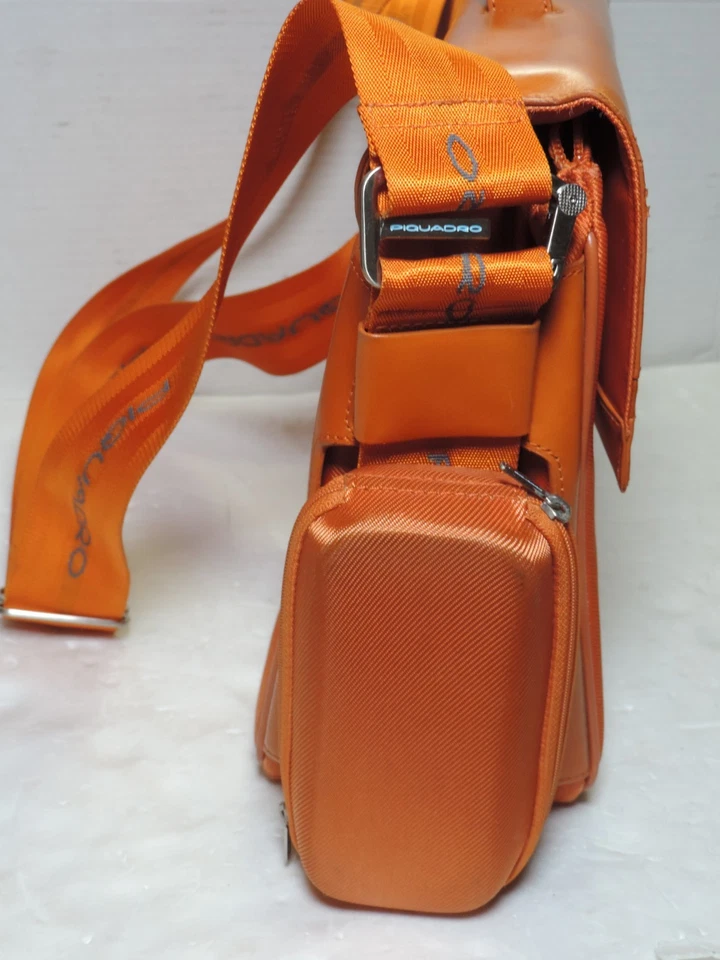 Bolso mensajero para portátil PIQUADRO de cuero naranja Foto 3 de 4