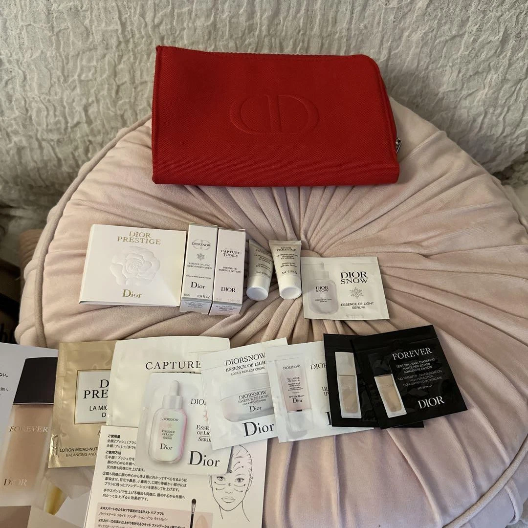 Lot d'échantillons de soins de la peau Dior avec pochette rouge #547f6a
