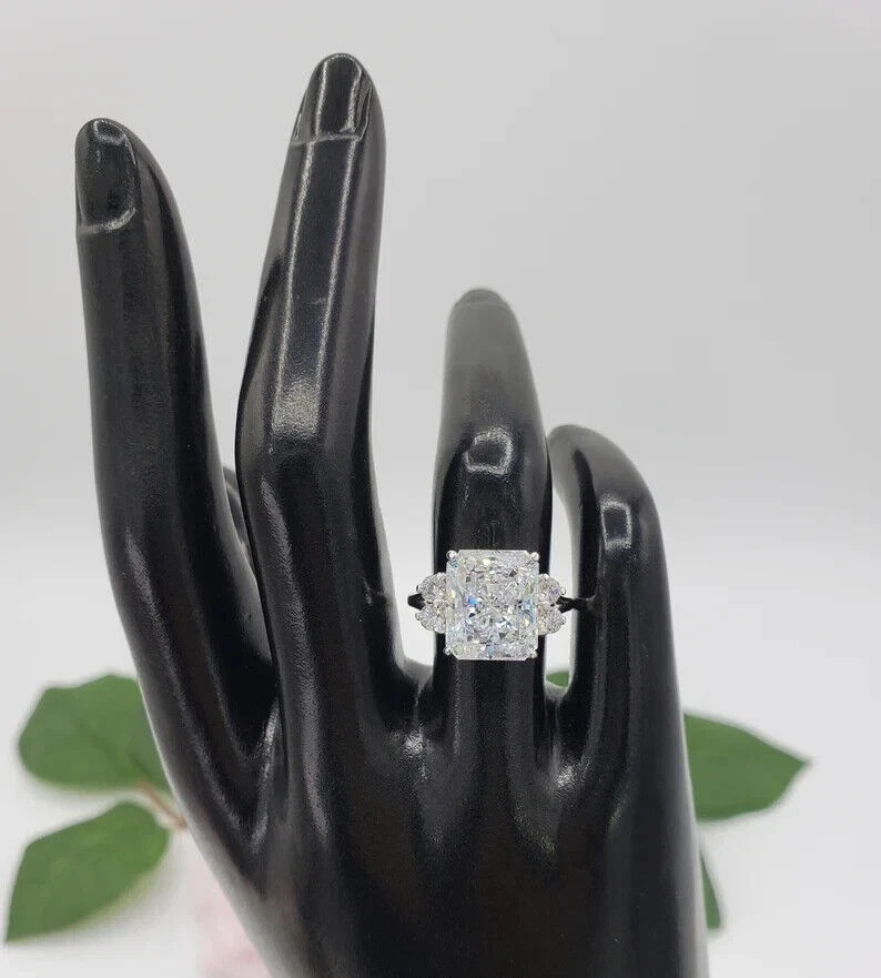 Precioso anillo de compromiso de zafiro blanco de 14,72 quilates de corte radiante y redondo simulado Foto 2 de 4