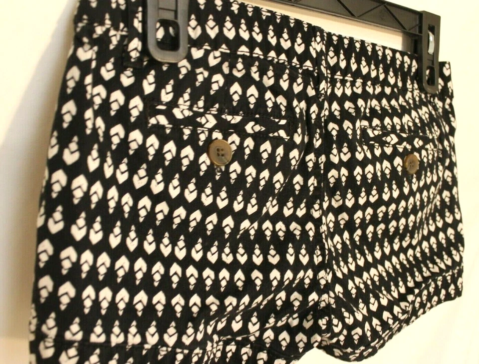 PANTALONES CORTOS TAN CORTOS TALLA 3 BLANCO Y NEGRO GEO ESTAMPADO BOLSILLO FRENTE PLANO PUÑO ENROLLADO Foto 2 de 4