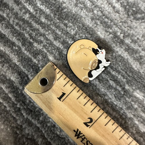 Enamel Pin Capybara With A Cat Cuddling  Brooch Heart Lapel Cute Lapel Backpack - Picture 5 of 5