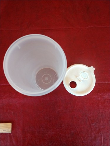 VINTAGE TUPPERWARE TALL ROUND SHEER CONTAINER #261 WITH LID #563-2 8.5" - Picture 5 of 6
