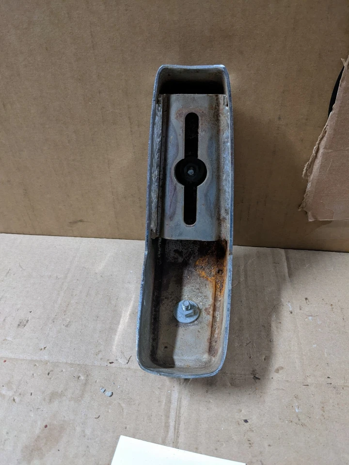 Protector de parachoques trasero original Ford Falcon Fairlane 1965-66 Foto 4 de 4