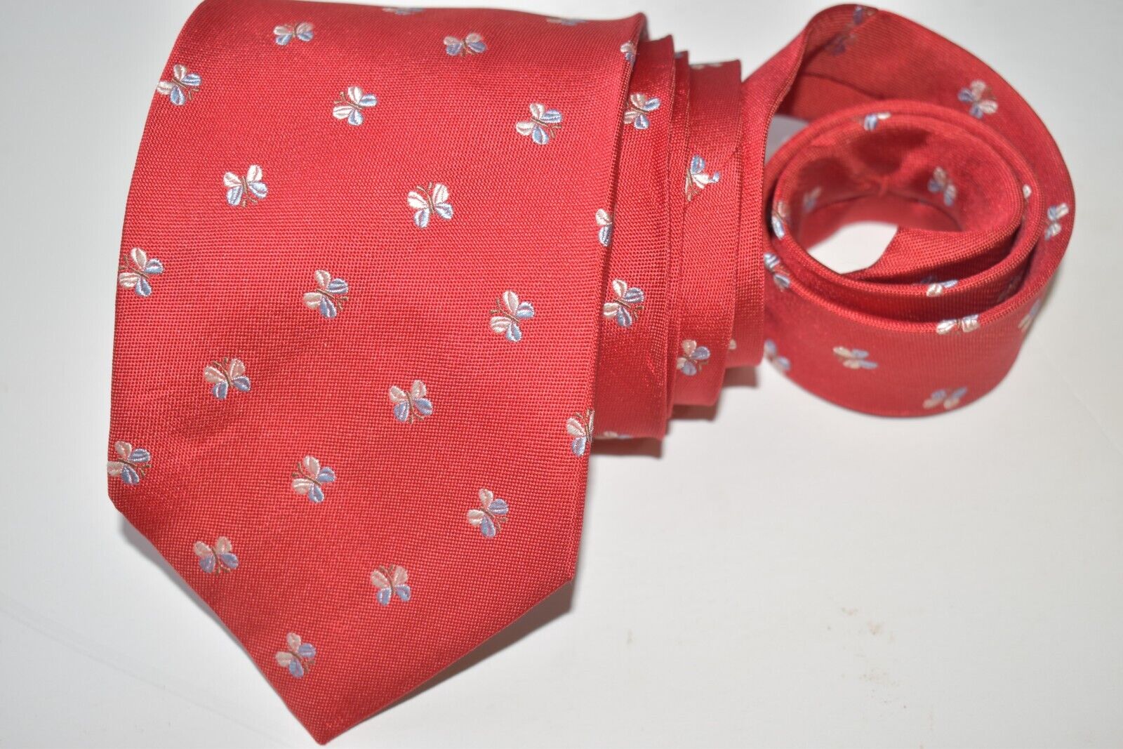 EQUESTRIAN MEN'S TIE RED/BUTTERFLY Width: 3.5/8" Length: 59"