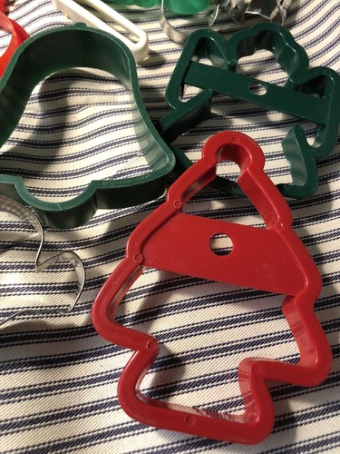 Lot of 12 Vintage Metal, Plastic Christmas Cookie Cutters - Wilton, Etc. - Picture 2 of 7