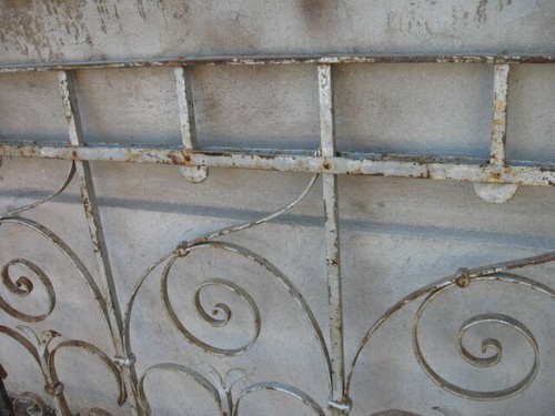 GRATA FERRO-BALCONE LIBERTY DISEGNO FLOREALE - CHIODI RIBATTUTI - 1920-30 EMILIA - Foto 2 di 12