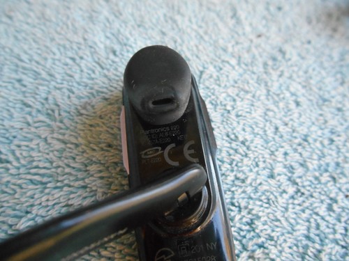 Plantronics 220 Bluetooth Headset and CHARGER CORD. EAR CLIP IS BROKE - Picture 4 of 13