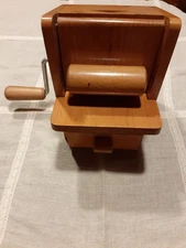 GRATTUGIA VINTAGE IN LEGNO A MANOVELLA LARIANA.