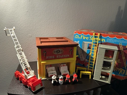 Vintage Fisher Price #928 Play Family FIRE STATION Near Complete 1980 with Box