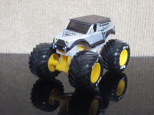 Camion Spin Master Monster Jam Arena Favorites Serie 32 True Metal scala 1:64 - Foto 2 di 12