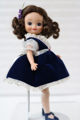 Tonner Betsy McCall Little Darling T5-BCDD-01 8" doll NIB Signed Tonner W/ Stand - Picture 3 of 9