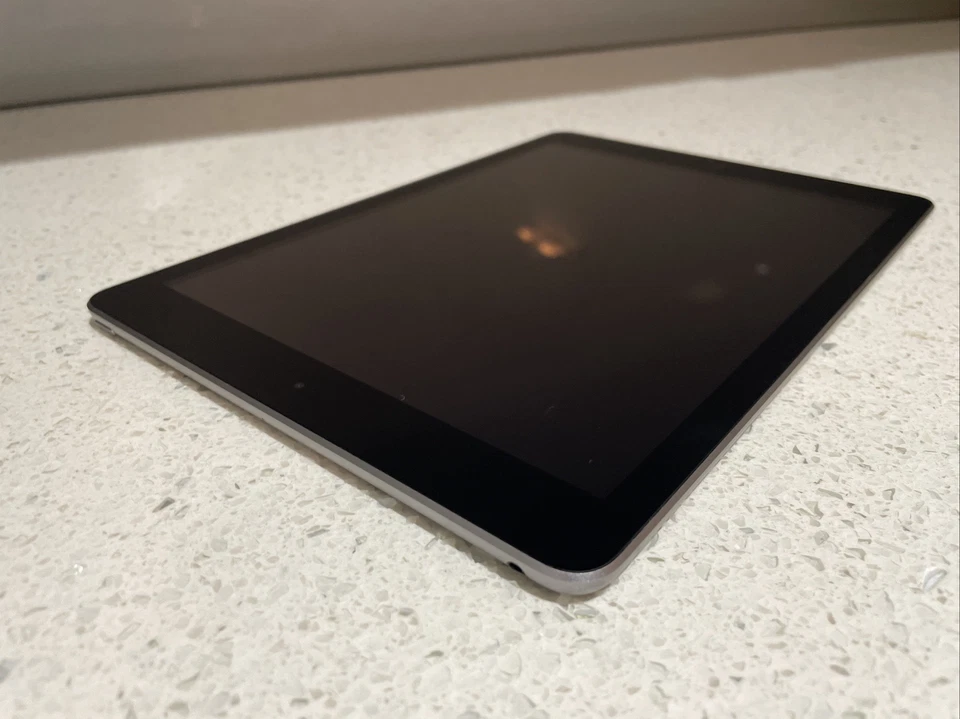 Apple iPad 5th Gen. 32GB, Wi-Fi, 9.7in - Space Grey, A1822, AU Stock - Image 3 of 4