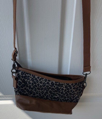 BOVIP- Small Cross Body Bag - Leopard Print - Afbeelding 4 van 4