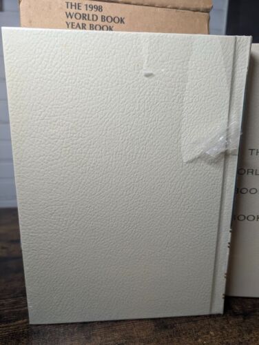 The World Book Year Book - Set of 11 - Some in Original Shipping Boxes - NEW - Foto 3 di 14