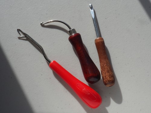 Vintage Rug Hooking Tools Boye Curved Bent Neck Straight Primitive Latch Hook - Picture 2 of 21