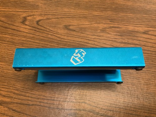 Aluminum RC Car Stand Aqua - Picture 4 of 5