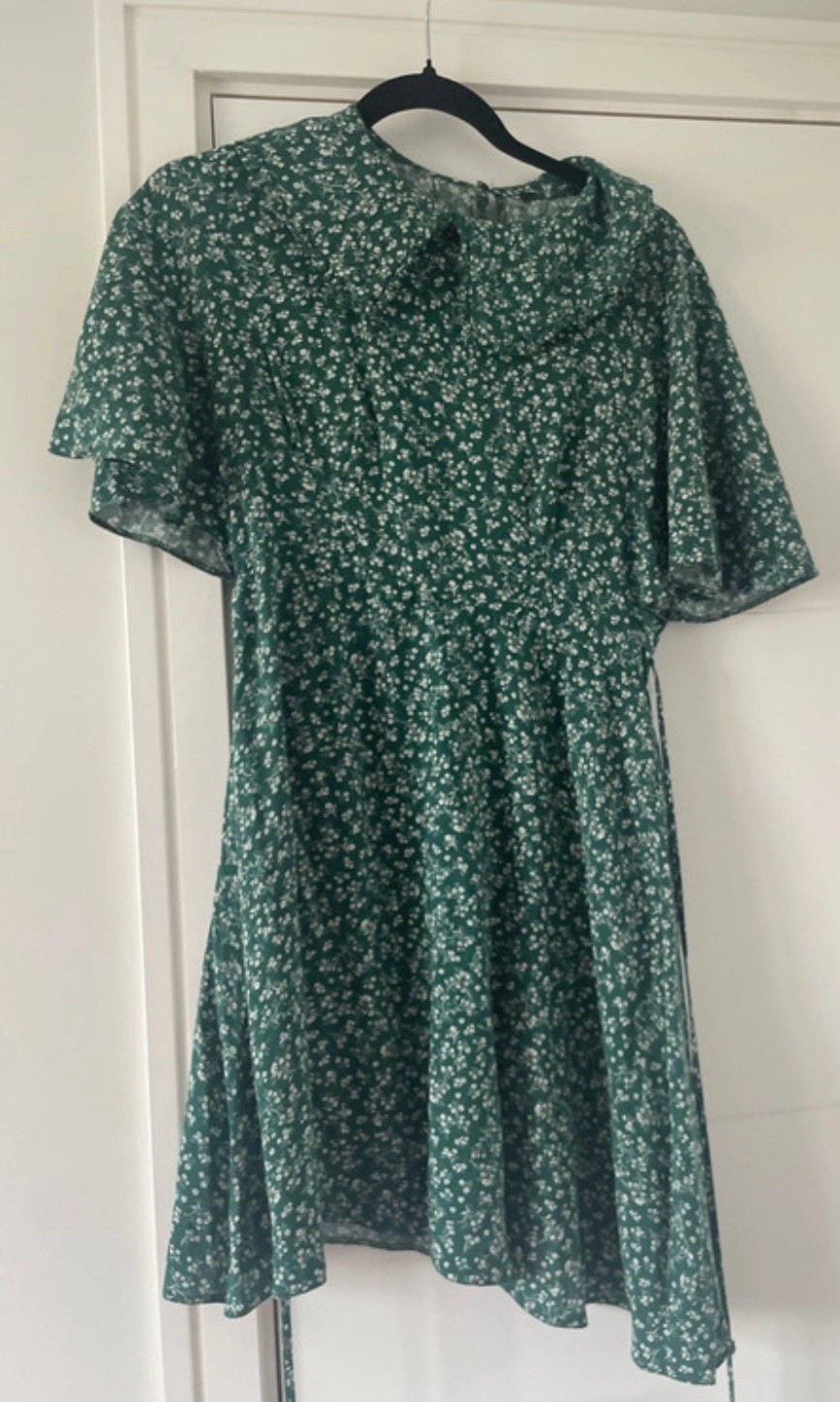 New look Green Dress With White Flowers. Collar With Tie Around Middle Size 14