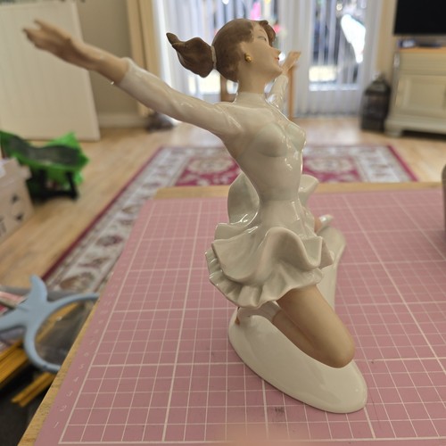 Large Wallendorf Porcelain Schaubach Kunst Ice Skater Figurine Stamped - Picture 2 of 24