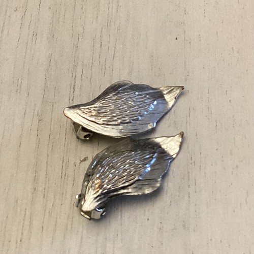 Stunning Vintage Silvertone Textured Leaf Design Clip Earrings - Picture 10 of 14