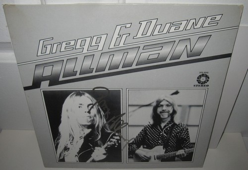 ÁLBUM FIRMADO POR GREGG ALLMAN BANDA DE LOS HERMANOS DUANE AUTÓGRAFO TRAMPOLÍN CERTIFICADO DE AUTENTICIDAD JSA - Imagen 3 de 4