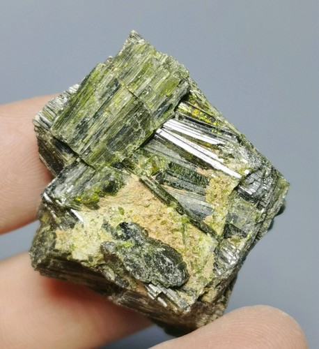Muestra mineral racimo cristal cuarzo turmalina verde natural en forma de abanico - Imagen 6 de 12