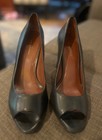 Ladies Banana Republic Peep Toe Pump 10 Black Leather Platform Heel Shoes — photo 2