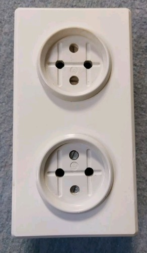 alte DDR Bakelit 2fach Steckdose Doppelsteckdose Unterputz Vintage 60er Jahre  - Bild 1 von 4