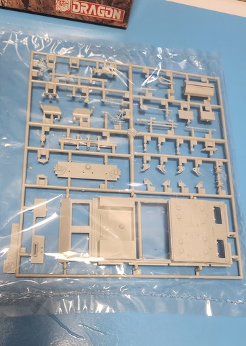 Dragon #6042 15cm Działo piechoty sztormowej 33 Pz III 1/35 Tank Box Sealed Parts - Zdjęcie 5 z 14