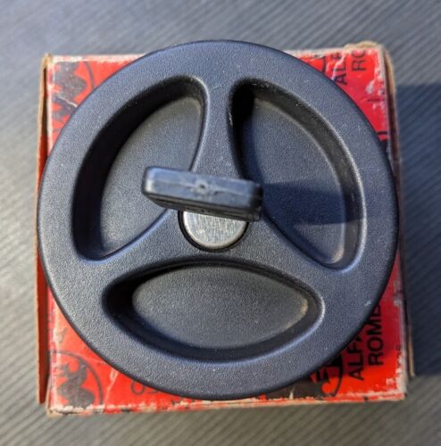 Alfa Romeo 33 & 75 Fuel Petrol Cap & Key - Picture 3 of 5