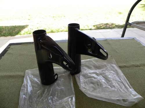 NOS genuine Triumph T100 pair of headlamp brackets RH+LH. P/N 97-2161 & 97-2162 - Foto 4 di 7