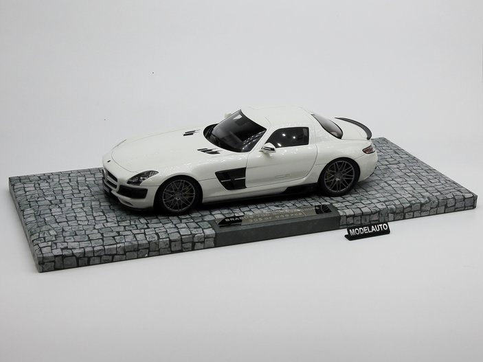 Minichamps 1 18 Brabus 700 Biturbo Coupe 2013 biancao L.E. 999 PCS. Minichamps 1 18 Brabus 700 Biturbo Coupe 2013 biancao L.E. 999 PCS.