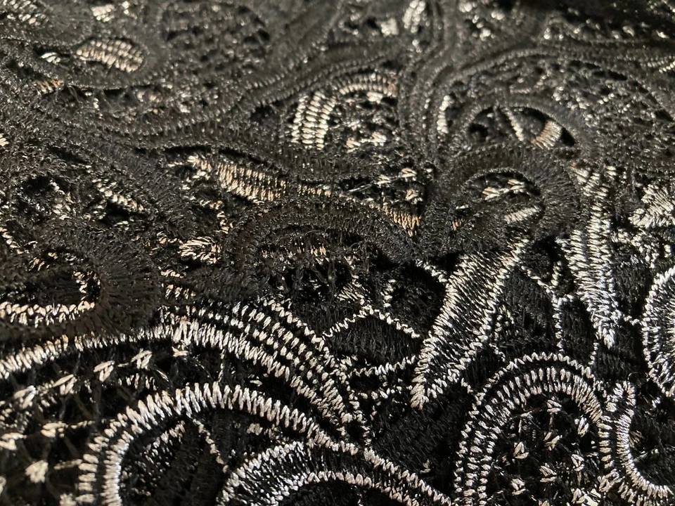 Encaje de guipur metálico negro/plateado 2 yardas 50" bordado veneciano hecho en EE. UU. Foto 4 de 4