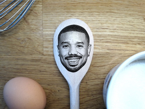Cara de Michael B. Jordan grabada en una cuchara de madera (30 cm)