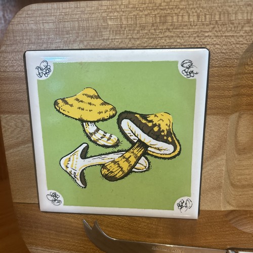 Vtg 70s Wooden Ceramic Tile Trivet Cheese Board Merry mushroom Stainless Steel - Foto 2 di 4