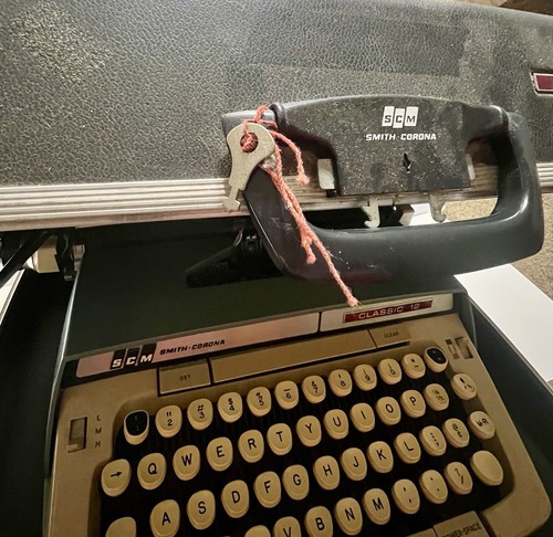 Vintage Smith-Corona Classic 12 Typewriter with Case, Elite Green - Picture 9 of 9