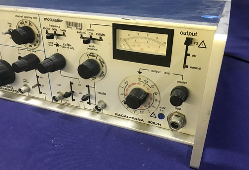 RACAL - DANA 9082H Generatore di segnale sintetizzato in AM e FM da 1,5 a 520Mhz - Picture 5 of 8