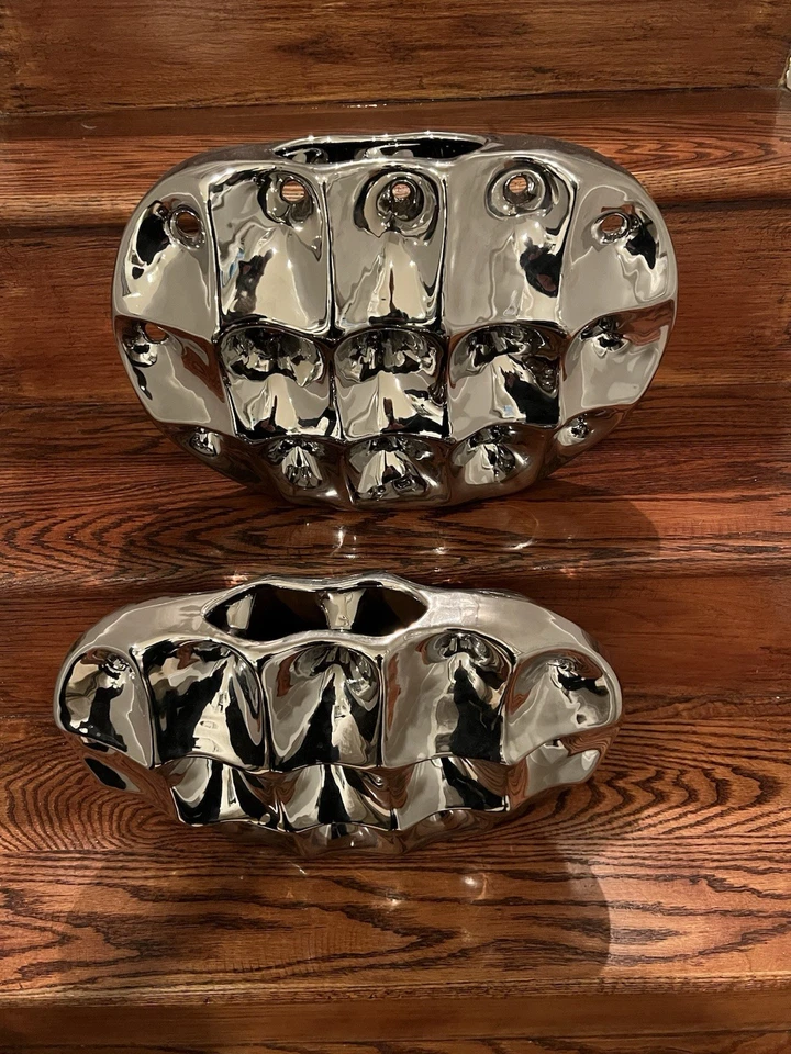 Par de jarrones modernos decorativos de cerámica con acabado plateado Foto 2 de 4