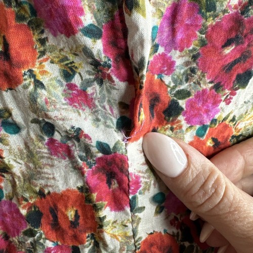 Vestido túnica encubrimiento floral PQ Anthropologie talla mediana ojales - Imagen 6 de 12