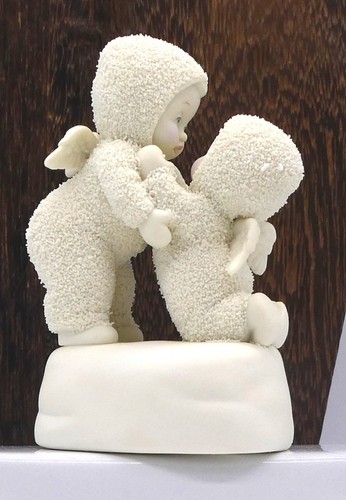 Dept 56 Snow Babies “Reach For A Hug” 2002 Vintage #56.69302 con caja ~ Envío GRATIS - Imagen 5 de 8
