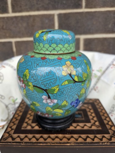Vintage chinesische Cloisonné Emaille Deckeldose auf einem Holzständer - Bild 4 von 11