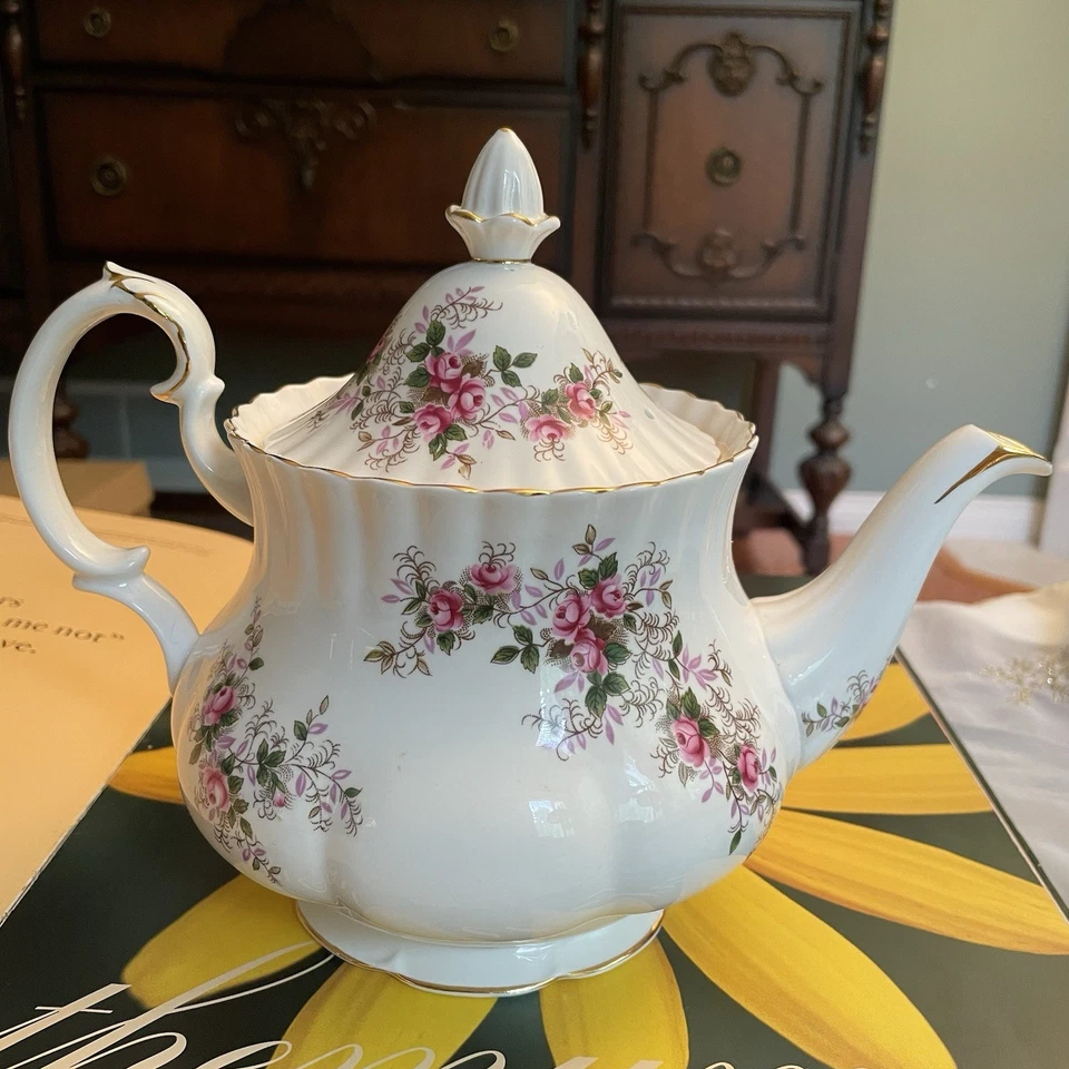 Vintage Royal Albert Bone China England Lavender Rose Tea Pot 5 Cups - Image 3 of 4