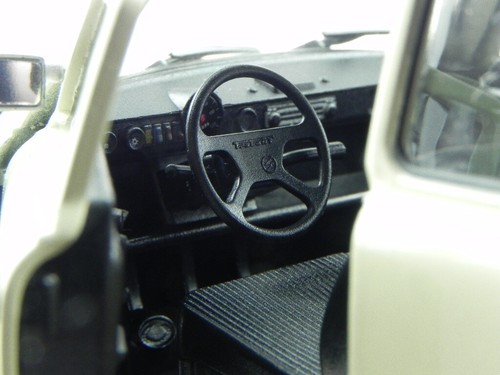 Trabant 601 beis azul coche en miniatura 24037 Welly 1/24 - Imagen 6 de 7