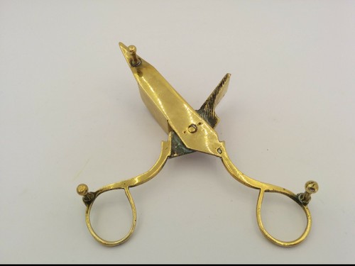 VTG CANDLE WICK TRIMMER/OIL LAMP CUTTER SNUFFER, BRASS, FOOTED, APPROX 5-3/4" - Picture 5 of 6
