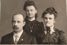 1890  s Nice Clothes FATHER MOTHER DAUGHTER FAMILY Victorian Photo Cabinet Card