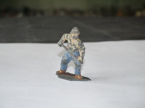 FIGURINE EN PLOMB FERME PAYSAN BEIGE ET BLEU AVEC PELLE ( CASSE) - Imagen 1 de 2