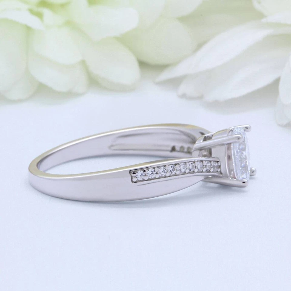 Anillo de boda de compromiso de diamantes simulados de corte redondo de 2,00 quilates de plata de ley 925 Foto 2 de 4