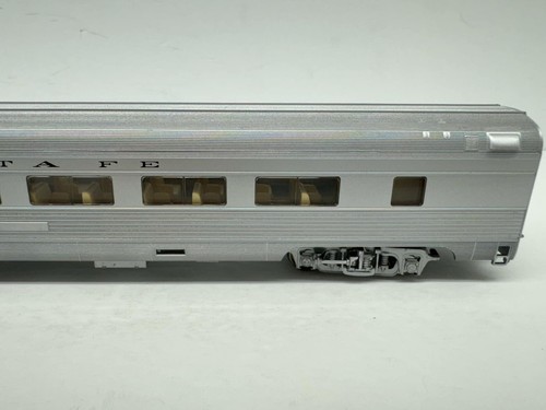 Walthers HO Scale #932-6305 Santa Fe ATSF 85' Budd 46-Seat Coach Car - Bild 5 von 14