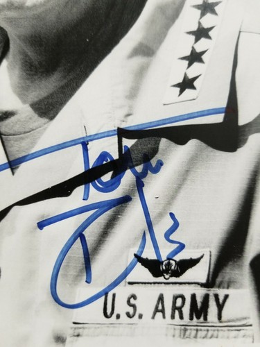 Autograph of U.S. General Tommy Franks Signed photo. - Picture 2 of 2